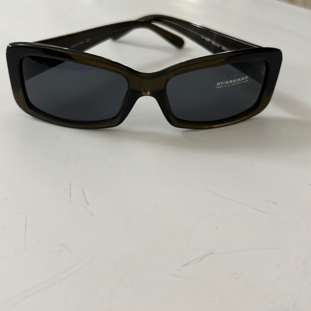 NWOT BURBERRY LOGO BROWN SUNGLASSES